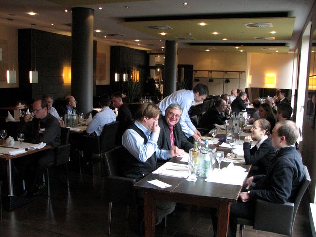 Teilnehmer beim gemeinsamen Essen im Hotelrestaurant