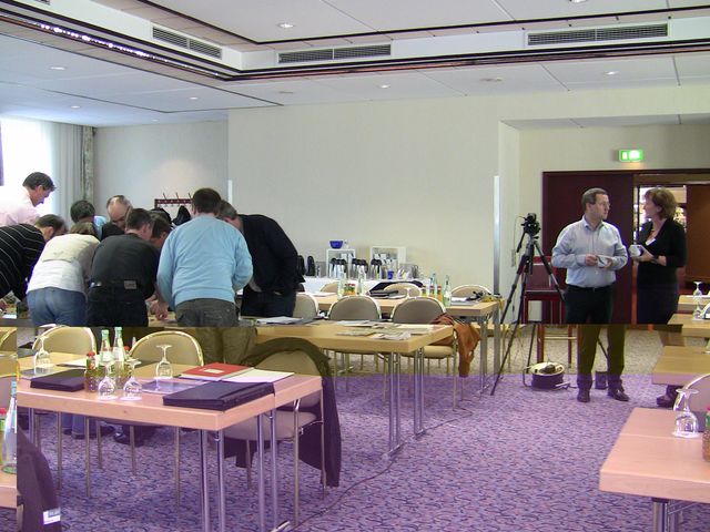 Saal mit Gruppen beim Planspiel