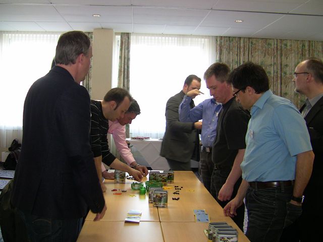 Gruppe beim Planspiel am Tisch