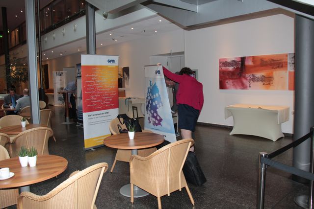 Foyer des NH Hotels am Morgen mit Ausstellungsständen