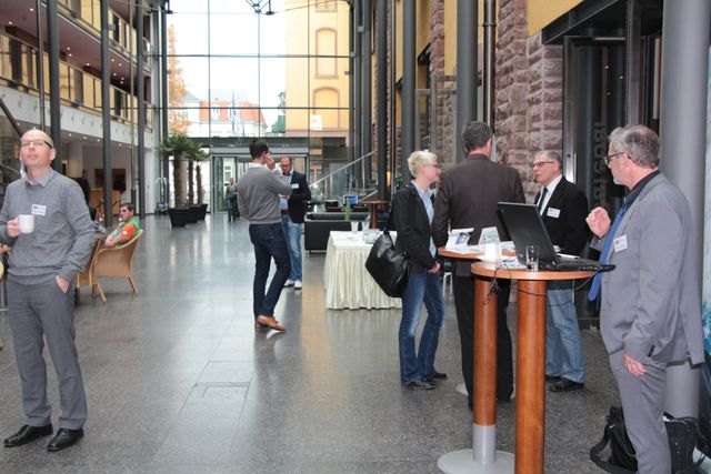 Netzwerken in der Pause im Foyer