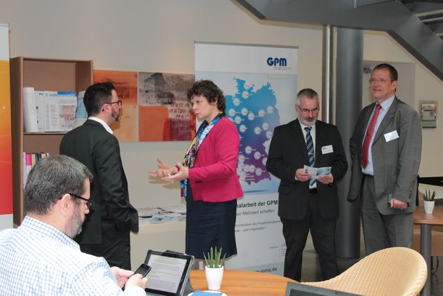 Gespräch an der Ausstellung im Foyer