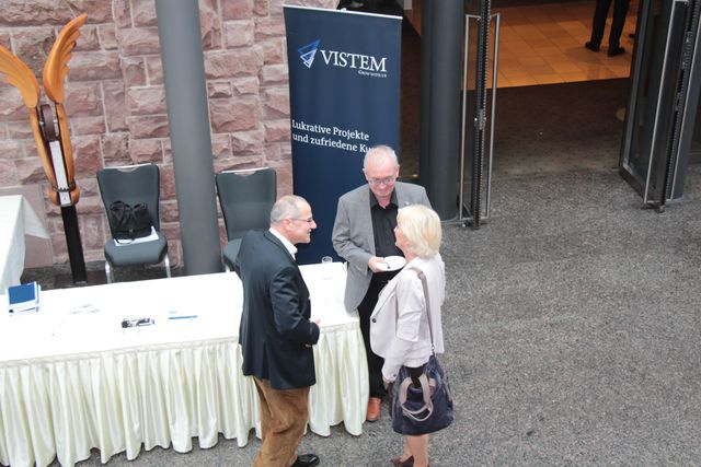 Austausch an einem Ausstellungsstand