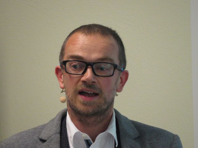 Referent im Gespräch