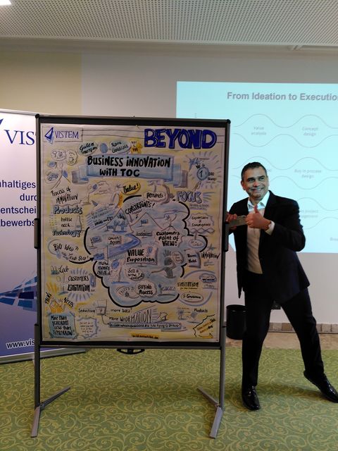 Referent neben dem Graphic Recording zur Keynote Business Innovation