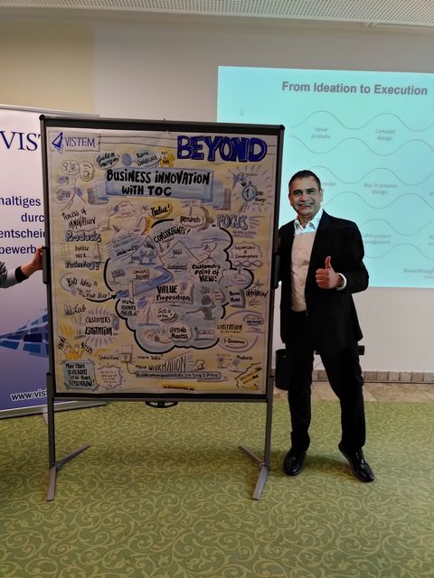 Referent neben dem Graphic Recording zur Keynote