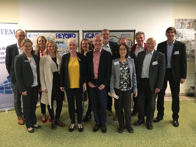 Gruppenbild vor den Konferenz-Aufstellern